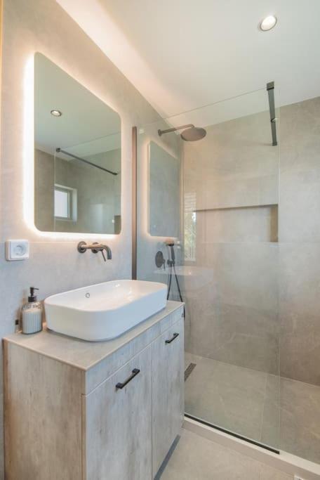Anthemis Modern & Spacious Apartment